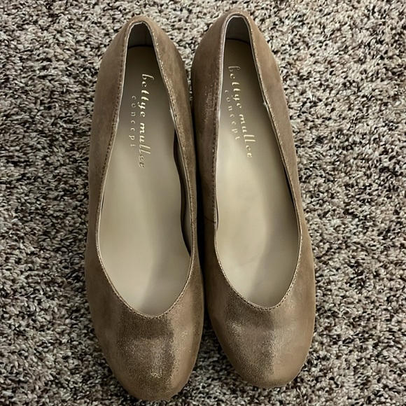 BETTYE MULLER Concept NEW gold shimmer pumps heels - Picture 2 of 7